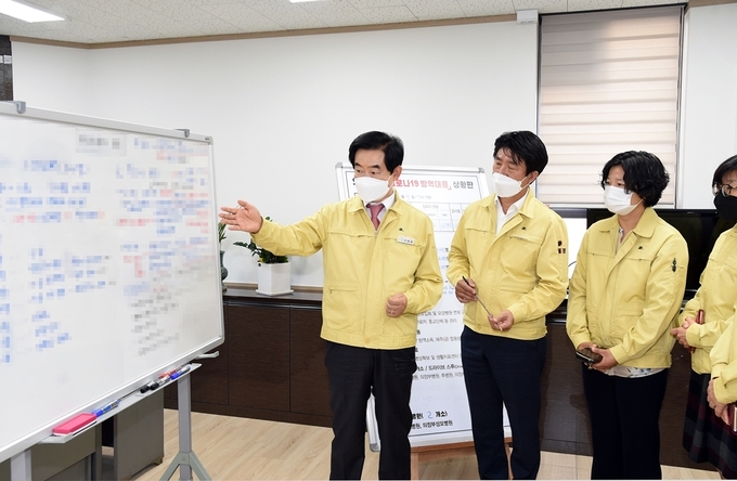 안병용 의정부시장은 10월 7일 최근 관내 마스터플러스 병원에서 코로나-19 집단감염 사례가 발생하는 등 코로나-19 감염 확산이 우려되고 있는 가운데 의정부시보건소에 마련된 의정부시방역대책본부에서 현황을 보고 받고 철저한 대책을 마련하고 추진해 달라고 당부했다.