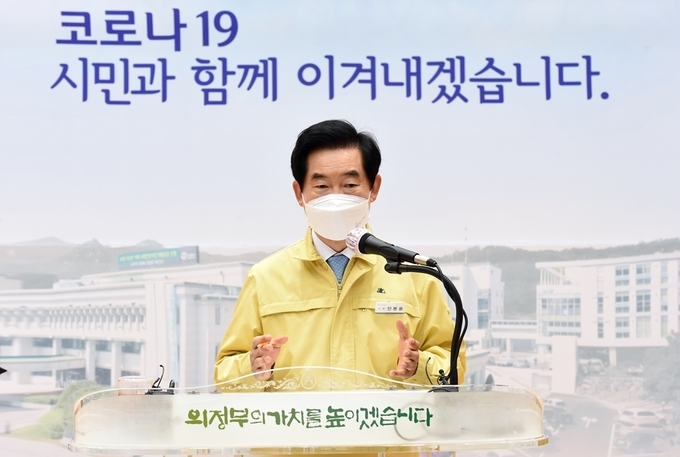 안병용 의정부시장은 10월 12일 오전 11시 기자간담회를 개최해 관내 마스터 플러스 재활병원의 코로나-19 집단감염 진행상황과 앞으로의 계획에 대해 밝혔다.
