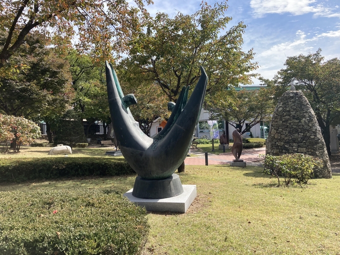 양주시(시장 이성호)는 양주시립장욱진미술관 조각공원 내 한국 구상조각의 거장 민복진 존(zone)을 조성했다.