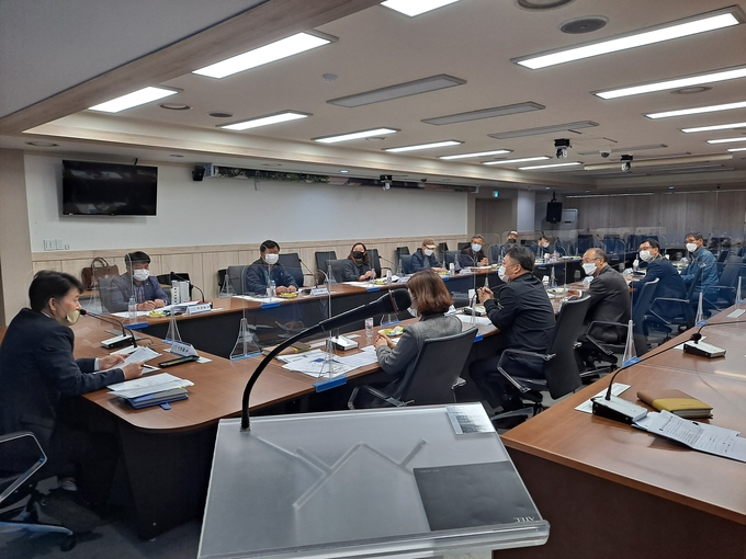 양주시(시장 이성호)는 코로나19로 위축된 골목상권에 활력을 불어넣고 소상공인의 안정적 영업기반 확보와 경쟁력 향상을 위해 ‘소상공인 맞춤형 컨설팅’을 실시한다.