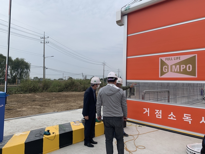 두철언 김포시농업기술센터 소장은 지난 16일 가축전염병 발생 시 축산차량에 의한 병원체의 농장 유입을 억제하고 농장 간 전파를 차단하기 위해 양촌읍 누산리에 설치 중인 최신식 거점 세척·소독시설 공사현장을 방문해 진행상황 등을 점검했다.