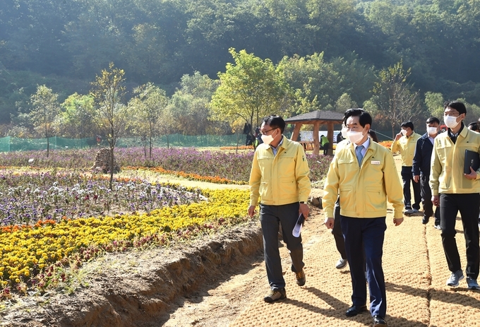 의정부시(시장 안병용)는 ‘Refresh 의정부 뉴딜사업’의 일환으로 부용터널 상부 민락동 산100-35 일원에 부용시민정원을 조성했다.