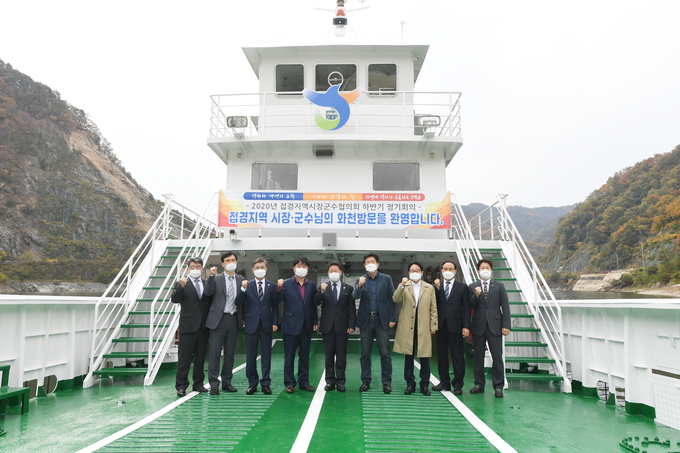 김포시가 21일 개최된 접경지역 시장·군수협의회(이하 협의회) 2020 하반기 정기회의에서 '접경지역 시·군 문화관광시설 상호 이용료 감면'을 제안했다.