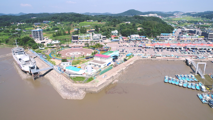 김포시가 대명항을 문화복합 관광어항으로 개발해 경인권 최고의 관광어항으로 탈바꿈하는 사업을 추진한다.