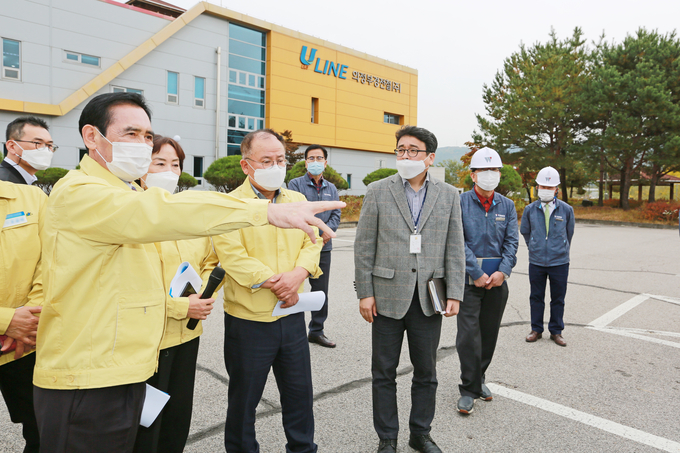 의정부시의회(의장 오범구)는 21일 주민의 실생활과 밀접한 시설인 가능정수장 및 경전철 차량기지를 찾아 현장중심 행보에 나섰다.