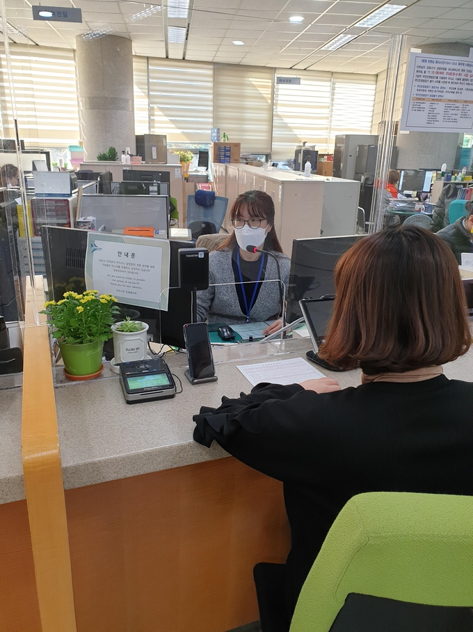 양주시(시장 이성호)는 시민 민원 편의를 위해 시청 민원실 창구에 양방향 마이크를 설치해 운영한다고 밝혔다.