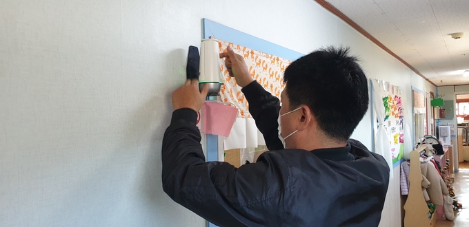 시는 시립중앙도서관 1개소와 관내 어린이집 1개소에 시설 당 5개, 총 10개의 측정센서를 설치하여 건강하고 안전한 다중이용시설 환경을 조성할 계획이다.