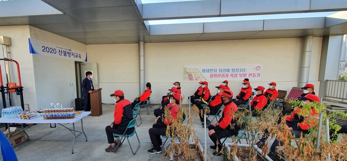 김포시(시장 정하영)는 산불발생의 우려가 큰 가을철 산불조심기간(11.1.~12.15.) 도래에 따라 이 기간 동안 가을철 산불방지대책본부를 운영한다고 밝혔다.