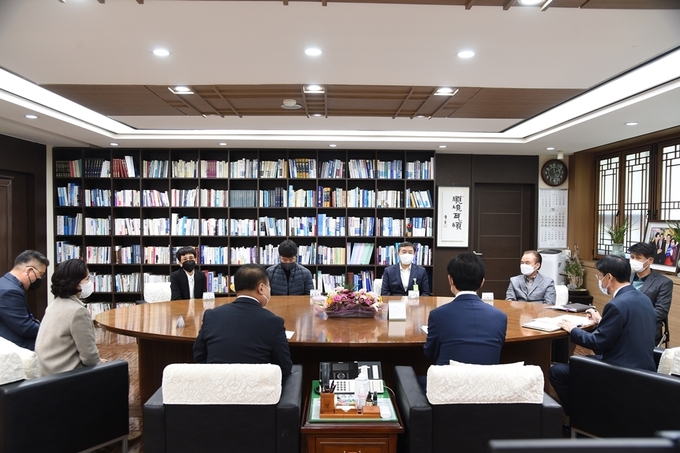 의정부시(시장 안병용)는 30일 코로나-19 상황 장기화에 따른 이용 승객 급감으로 경영상황이 악화된 마을버스 운송업계의 현 상황 극복을 위한 다양한 의견을 청취하기 위해 마을버스 운송업체 대표들과 간담회를 가졌다.