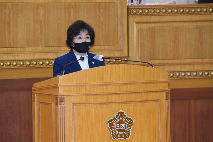 안순덕 양주시의원이 제323회 임시회 제1차 본회의에서 ‘65세 이상 고령장애인 활동지원서비스 보장을 위한 건의안’을 대표 발의하고 있다.