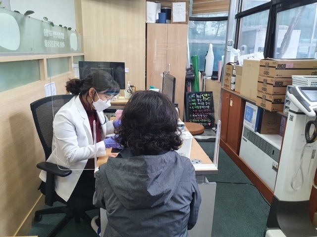 의정부시보건소(소장 이종원)에서 운영하는 권역별 마을건강센터는 사회적 거리두기가 1단계로 하향됨에 따라 코로나-19 확산 방지 차원에서 중단했던 민원업무를 지난 2일부터 다시 재개하였다.