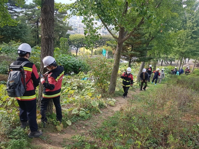 포천시는 가을철 산불조심 기간에 맞춰 이달부터 12월 15일까지 산불 발생 및 피해 최소화를 위해 산불방지대책본부를 설치하고 14개 읍·면·동과 함께 비상근무에 돌입한다.