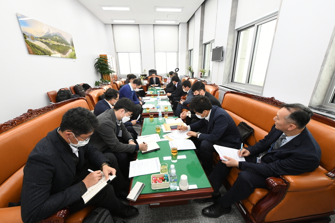 시는 13일 국회 정성호 예산결산특별위원장실에서 정성호 국회의원을 비롯해 조학수 양주 부시장, 오성익 국토교통부 부동산개발정책과장, 박태환 경기도 교통국장, 신경철 LH 스마트도시본부 도시사업처장 등이 참석한 가운데 양주신도시 활성화를 통한 실무협의체 구성을 위한 회의를 가졌다.