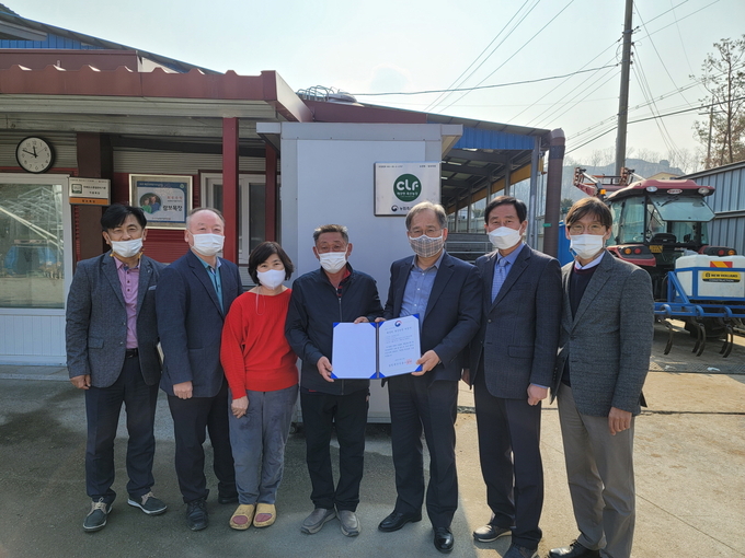 포천시는 지난 13일 영중면 거사리 소재 김상수 대표가 운영하는 람보 목장에서 ‘깨끗한 축산농장’ 지정 현판식을 가졌다.