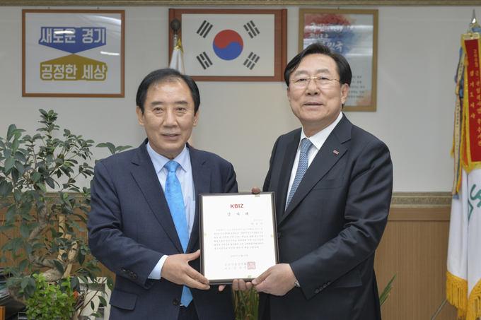 포천시는 17일 중소기업중앙회(회장 김기문)로부터 「중소기업협동조합 육성 및 지원에 관한 조례」를 제정한 공로로 감사패를 전달받았다.