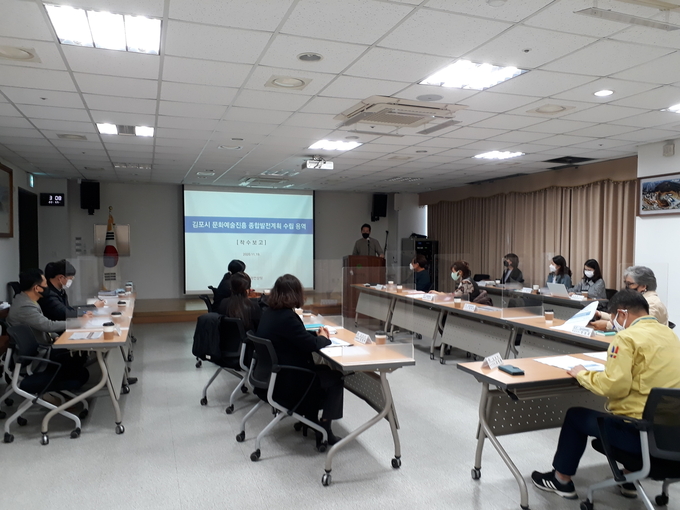 김포시(시장 정하영)는 지난 19일 김포아트홀 세미나실에서 김포시, 김포문화재단, 문화예술단체 관계자들이 참석한 가운데 김포시 문화예술진흥 종합발전계획 수립 용역 착수보고회를 개최했다.