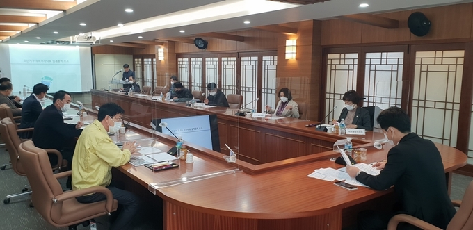 의정부시(시장 안병용)는 11월 23일 시의원, 관계 공무원 등이 참석한 가운데 고산지구 내 공영주차타워 건립을 위한 설계용역 보고회를 개최했다.
