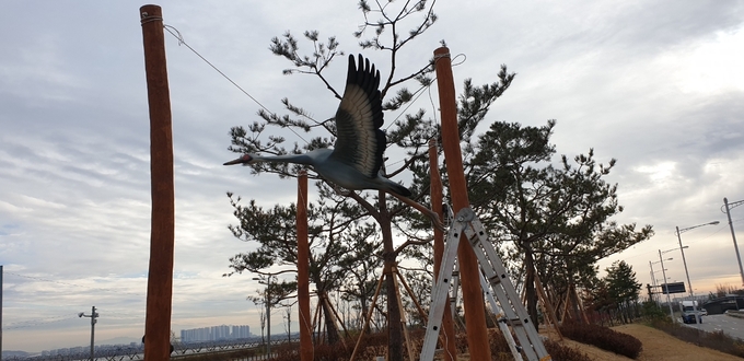 김포시(시장 정하영)는 포스트 코로나 시대를 대비하고 코로나19로 인한 스트레스 해소와 새로운 휴식 장소 마련을 위해 김포 한강야생조류생태공원 내 재두루미 테마 시민 쉼터를 조성했다.