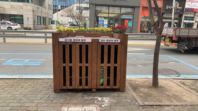 양주시 회천3동은 도시미관 개선과 청결한 가로변 환경 조성을 위해 ‘쓰레기 종량제봉투 전용 수거함’을 설치‧운영한다.