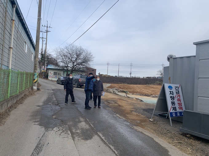 최병갑 김포시 부시장은 최근 전북 정읍시 고병원성 조류인플루엔자 발생 이후 4일 만에 경북 상주시에서 AI 의사환축 신고가 접수됨에 따라 관내 AI 유입방지에 총력을 기울이고 있는 AI 선제적 통제초소 및 신축 거점 세척소독시설 건축현장을 방문해 방역상황을 점검하고 근무자를 격려했다.
