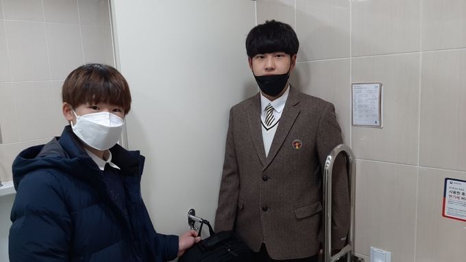 포천시는 관내 청소년이 제안한 ‘공공화장실 낮은 옷걸이 설치’ 사업을 추진한다. ‘공공화장실 낮은 옷걸이 설치’는 지난달 26일 ‘청소년도 참여하는 시민입니다’라는 주제로 열린 포천시 청소년 정책제안 발표대회에서 영북초등학교 김태윤, 영북중학교 전성재 학생이 제안한 정책이다.