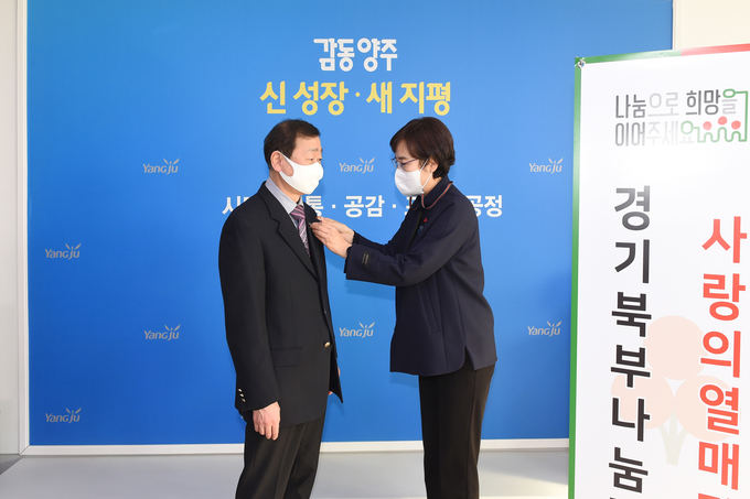 시는 지난 14일 부시장실에서 조학수 부시장, 강주현 경기사회복지공동모금회 북부사업본부장 등이 참석한 가운데 ‘희망2021 나눔캠페인’의 출범을 알리는 ‘사랑의 열매 달기’ 행사를 실시하며 시민들의 적극적인 모금 참여를 호소했다.