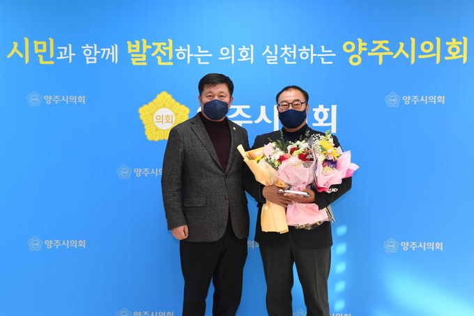 홍성표 양주시의회 의원(오른쪽)이 정덕영 양주시의회 의장과 기념촬영을 하고 있다. 양주시의회 제공