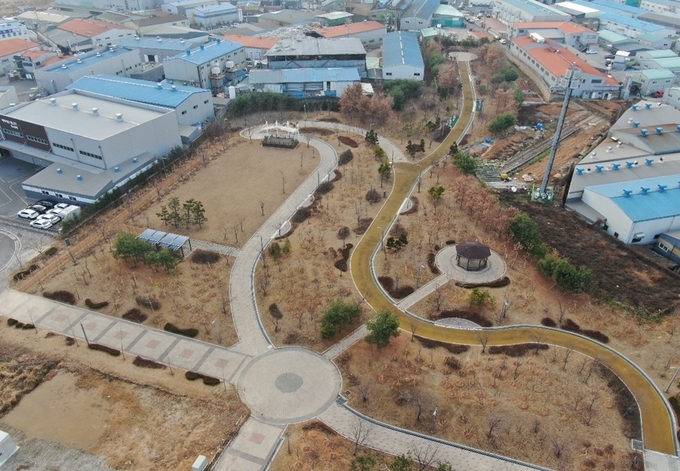 김포시(시장 정하영)는 산업단지에서 발생하는 미세먼지를 줄이고 대기오염으로부터 시민들의 건강을 보호하기 위해 학운2산업단지 미세먼지 저감숲 조성사업을 완료했다고 밝혔다.