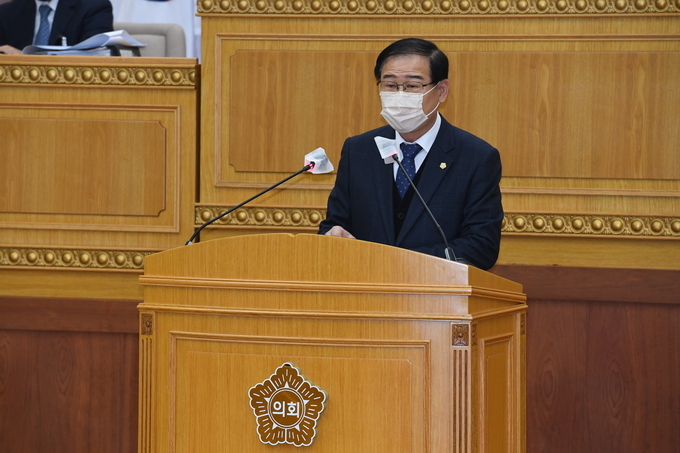 1. 이희창 예산특별위원회 위원장이 시의회 본회의장에서 2021년도 예산안 심사 결과를 보고하고 있다.