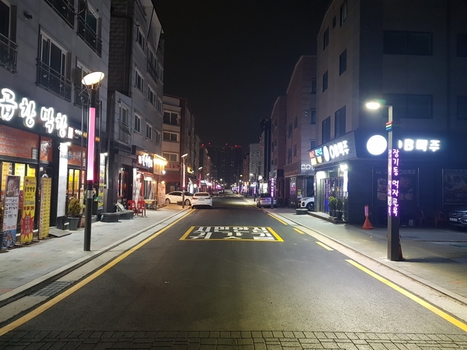 김포시(시장 정하영)는 김포도시철도 장기역과 한강중앙공원 사이에 위치한 장기동 먹자골목 내 도로환경 정비공사를 완료하고 새롭게 단장했다고 밝혔다.