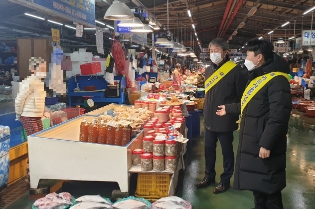 김포시(시장 정하영)는 지난 24일 김포 대명항에서 신용카드 사용 활성화를 위해 두철언 김포시농업기술센터소장을 비롯해 축수산과 직원 3명이 코로나19 확산에 따른 사회적 거리두기 및 방역수칙을 준수하면서 대명항 내 신용카드 사용 거부 행위에 대해 현장방문 지도하고 적극적인 사용을 홍보했다.