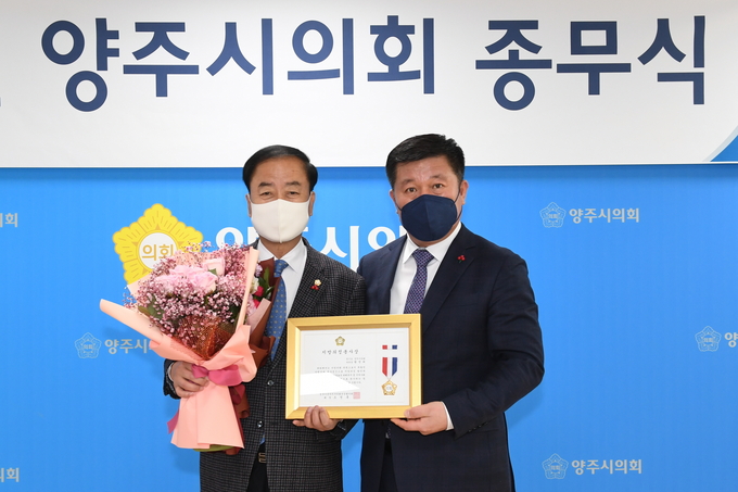 황영희 부의장(좌)과 정덕영 시의장(우)