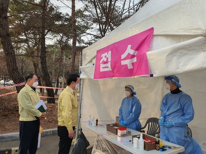 의정부시(시장 안병용)는 코로나19 대규모 확산을 차단하기 위해 녹양역 등 4곳에 설치한 코로나19 임시선별검사소를 2주간 연장 운영한다고 밝혔다.