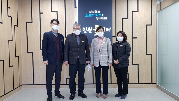 김포시(시장 정하영) 이재국 행정국장이 지난 7일 민원콜센터를 방문하여 시민 만족도 향상 및 상담환경 개선을 위한 현장행정을 실시했다.