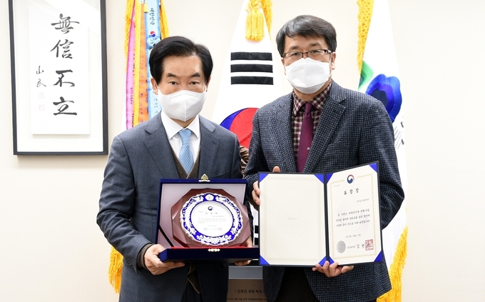 의정부시(시장 안병용)는 1월 8일 2020년 지적공부 세계측지계 변환사업을 체계적으로 수행해 성공적인 마무리에 기여한 우수기관으로 국토교통부장관 표창을 받았다.