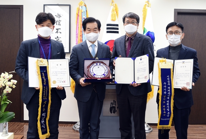 의정부시(시장 안병용)는 지적재조사사업과 세계측지계 변환사업, 공공분야 드론조종경진대회에서 3개의 기관 표창을 받으며 겹경사를 맞았다.