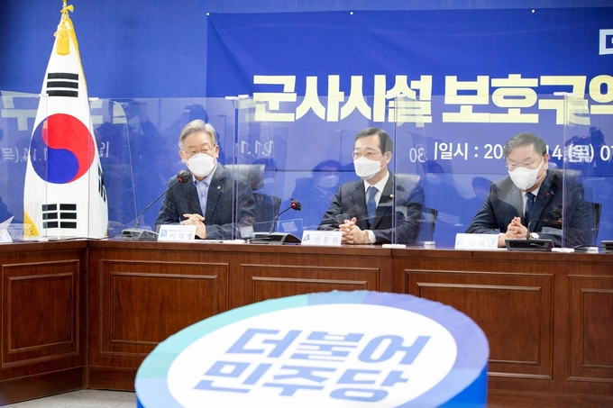 14일 경기도에 따르면, 이날 오전 더불어민주당과 정부는 당정 협의를 통해 경기도와 강원도, 전라북도 등에 위치한 군사시설보호구역 100,674,284㎡를 해제하기로 결정했다.
