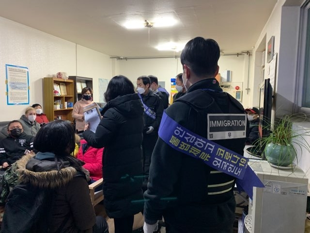 김포시가 관내 코로나19 방역강화를 위한 일환으로 직업소개소 방역관리 실태점검을 27일 실시했다.