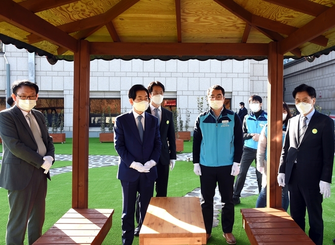 의정부시(시장 안병용)는 1월 27일 시청사 본관 옥상 유휴부지를 의정마루라는 정원으로 조성하고 시민에게 개방했다.