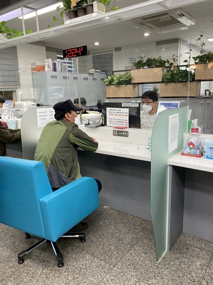 의정부시는 운전면허를 자진 반납한 만 65세 이상 고령 운전자에게 최초 1회에 한해 1인당 10만 원이 충전된 의정부 사랑카드를 지급하고 있다.