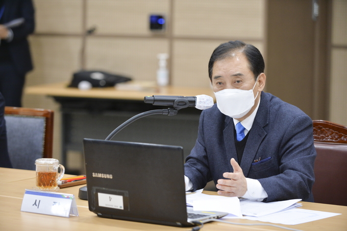 포천시는 2일 시청 대회의실에서 박윤국 포천시장과 간부공무원 등이 참석한 가운데 ‘코로나19 대응 설 명절 종합대책’에 대한 회의를 개최했다.