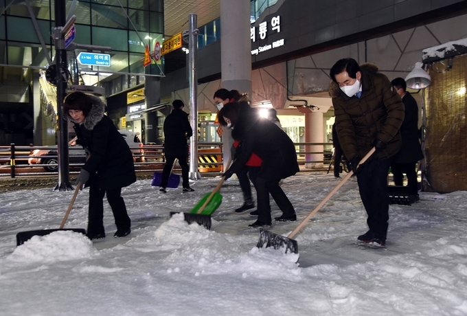 의정부시는 2월 3일 17시부터 4일 1시까지 대설주의보가 발효됨에 따라 시민들의 불편을 최소화하기 위해 밤새 친환경 제설제 684톤을 살포하고 도로결빙에 대비하여 지속적으로 제설작업을 실시했다.