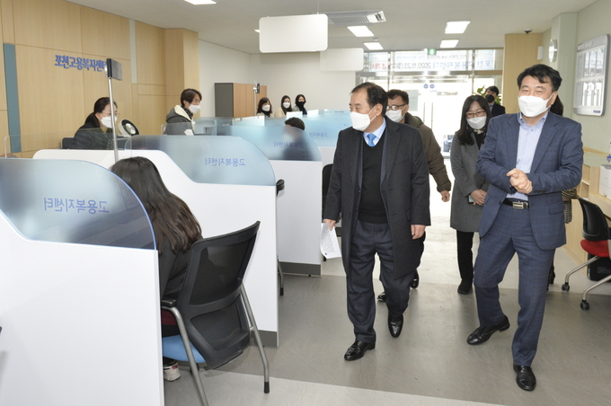 박윤국 포천시장은 지난 4일 올해부터 시행되는 국민취업지원제도 활성화 방안을 논의하기 위해 포천고용복지센터를 방문해 의정부고용노동지청장과의 간담회를 가졌다.