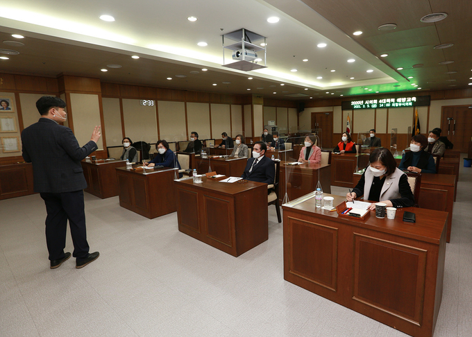 의정부시의회(의장 오범구)는 지난 5일 의정부시의회 3층 의원회의실에서 시의원 대상으로 ‘성희롱·성매매·성폭력 및 가정폭력 예방교육’을 실시하였다.