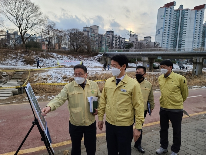 황범순 의정부시 부시장은 2월 5일 호원동 백석천에 위치한 조류독감 인플루엔자(AI) 검출지역을 방문해 방역 상황을 점검했다.