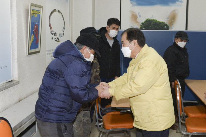 박윤국 포천시장은 10일 설 명절을 맞아 일선에서 최선을 다해 일하고 있는 현장근무 직원들의 사기 진작을 위해 현장 방문하는 시간을 가졌다.