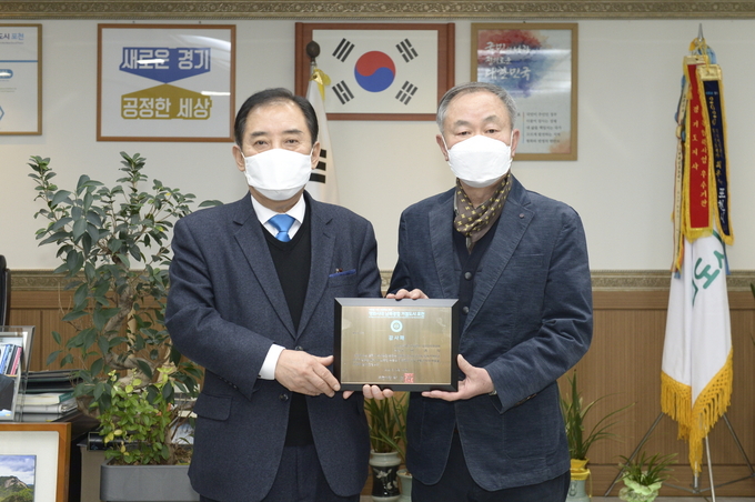 포천시는 23일 한탄강 세계지질공원 센터에 유물을 기증해주신 한귀덕씨에게 감사패를 전달했다.