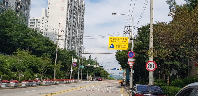 양주시는 지난해 도로교통법 시행령 개정에 따라 오는 5월 11일부터 어린이보호구역 내 불법 주정차 과태료가 최대 13만원으로 상향된다고 밝혔다.