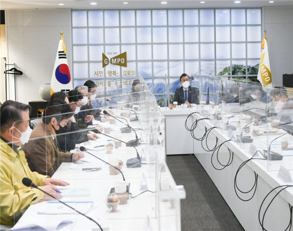 김포시는 지역 현안사업의 차질없는 추진을 위해 시의원과 간담회를 지난 24일 시청 회의실에서 진행했다.