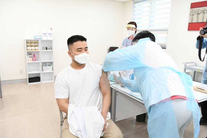 양주시는 26일 질병관리청의 코로나19 예방접종 시행계획에 따라 관내 요양병원을 시작으로 코로나19 예방 아스트라제네카 백신 접종을 시작했다고 밝혔다.
